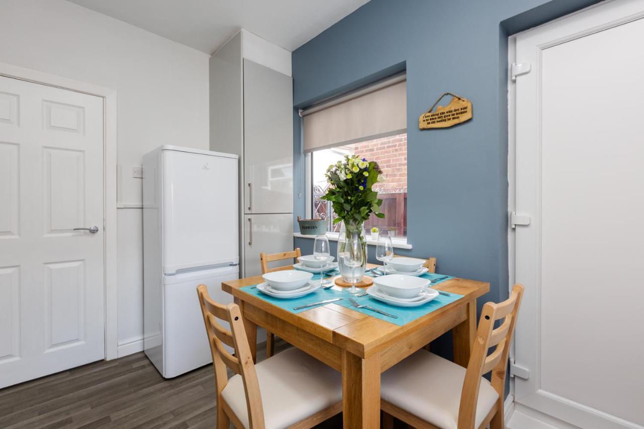 בלקפול Hillside House - 2 Bedrooms Parking Wi-Fi Hospital מראה חיצוני תמונה