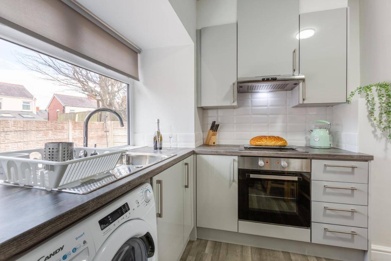 בלקפול Hillside House - 2 Bedrooms Parking Wi-Fi Hospital מראה חיצוני תמונה